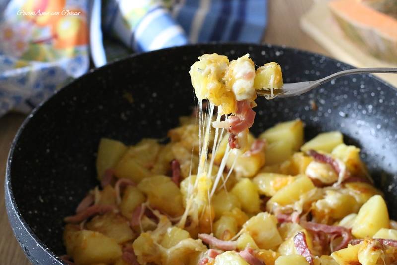 patate in padella con speck e mozzarella